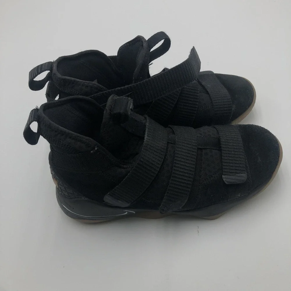 Nike LeBron‎ Soldier Black Gum Youth Size 5y Basketball Shoes Sneakers EXCELLENT